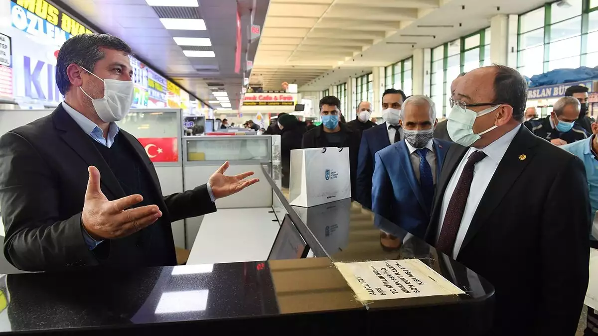 Büyükşehir belediye başkanı mansur yavaş, belediye ile iştirakleri tarafından kiraya verilen iş yerlerinin kiralarına 2021 yılında zam yapılmayacağını, faaliyetleri durdurulan işletmelerden de 6 ay boyunca kira alınmayacağını açıkladı.