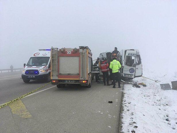 Yolcu minibüsü karşı yöne giden tırla çarpıştı