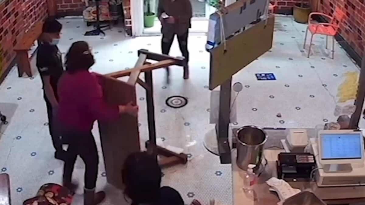 Babaanne torununa şişe fırlatan müşteriyi dövdü