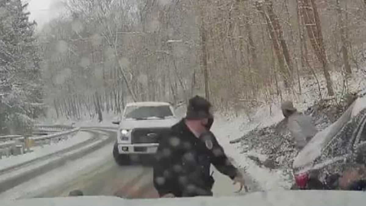 Yolda kontrolden çıkarak kayan bir araç yayaların arasına daldı