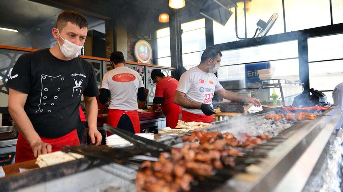 Adana’da, hafta sonunu kapsayan kesintisiz sokağa çıkma kısıtlamasında kebapçılara paket sipariş talebi 4-5 katına çıktı.