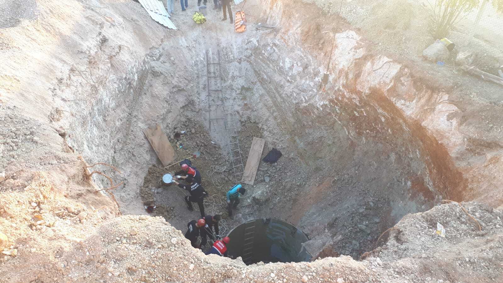 Toprak kaymasında 2 işçi kuyuya düşerek toprak altında kaldı