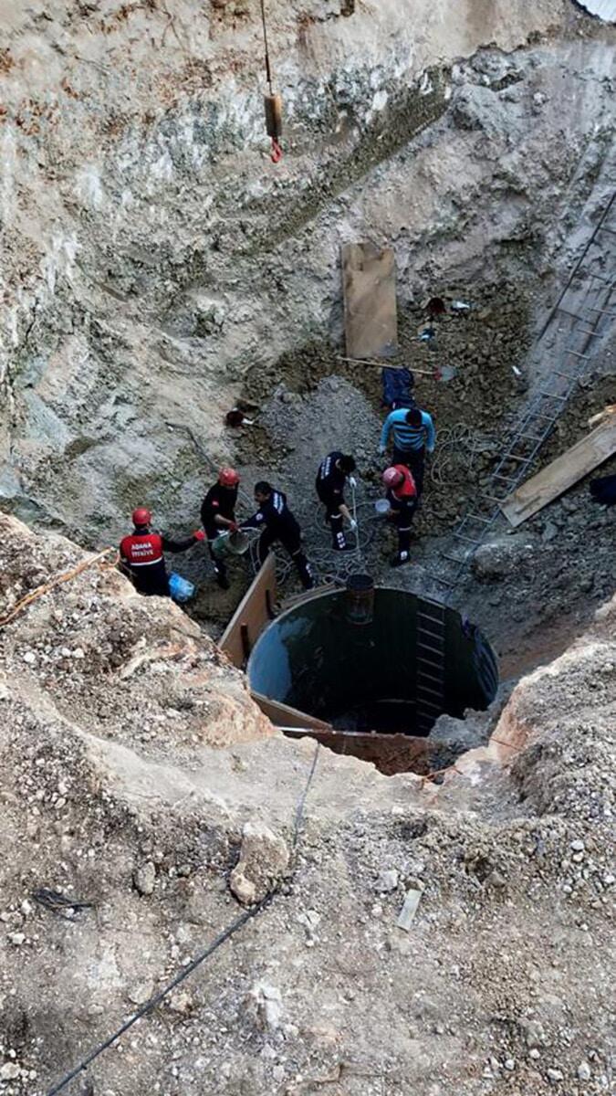Sarıçam ilçesi Suluca Mahallesi'nde yaşanan olayda, iddiaya göre, su kuyusu açma çalışması yapıldığı sırada toprak kayması meydana geldi. 2 işçi kuyuya düştü. Kuyunun üzerine ise toprak yığını geldi.