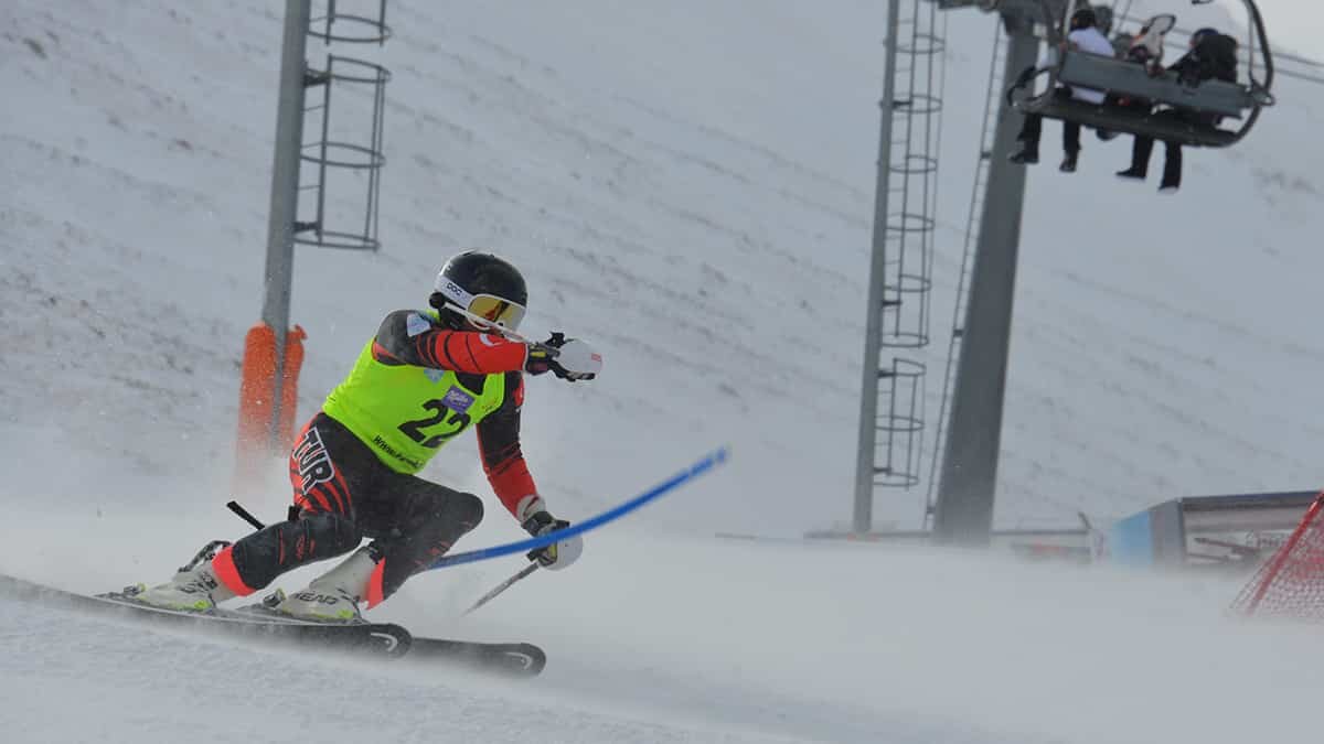 Türkiye Kayak Federasyonu tarafından düzenlenen Alp Disiplini Uluslararası Anadolu Kupası yarışları, Erzurum Palandöken Kayak Merkezi'nde başladı.