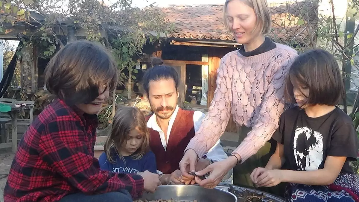 Her ihtiyaçlarını doğadan karşılayan aile, mutluluğun sırrının da doğada olduğunu söylüyor.