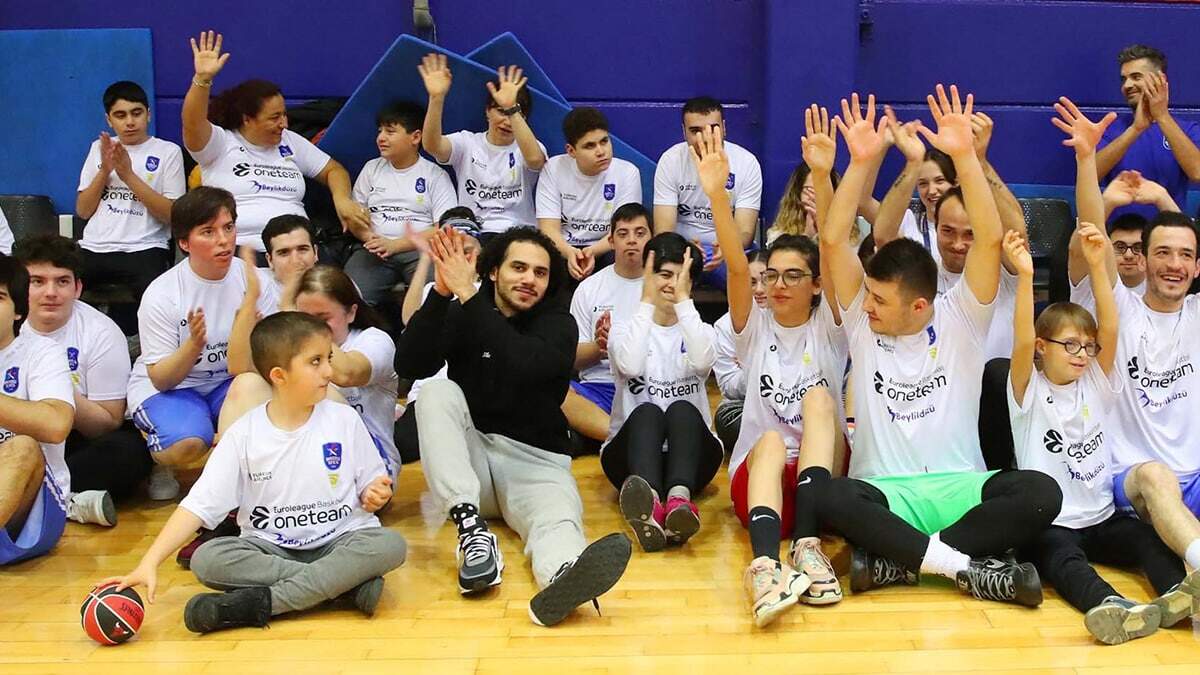 Anadolu Efes Spor Kulübü spor dünyasına örnek oluyor