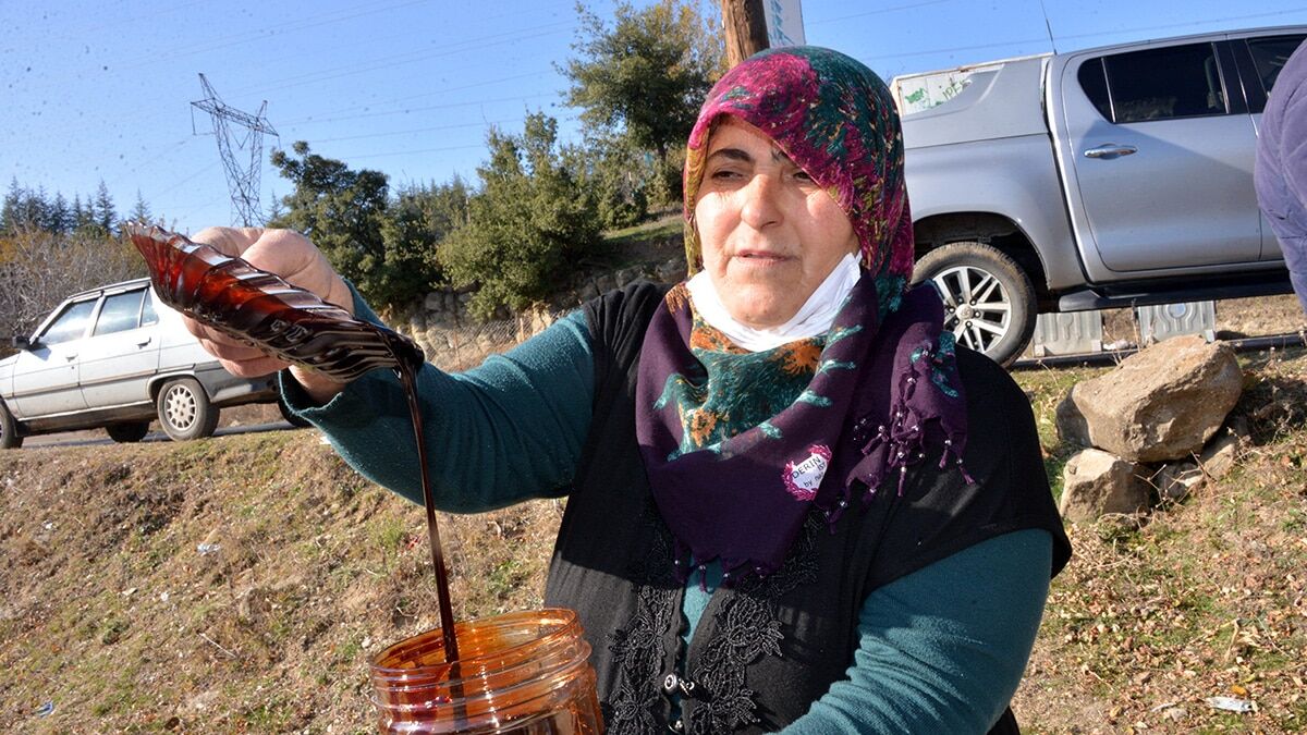 Yüzde 67'si ormanla kaplı Kahramanmaraş'ın en yeşil ilçesi olan Andırın'da sonbaharla birlikte andız pekmezi üretimi başladı.