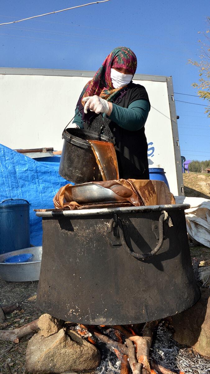 Sonbaharla birlikte andız pekmezi üretimi başladı