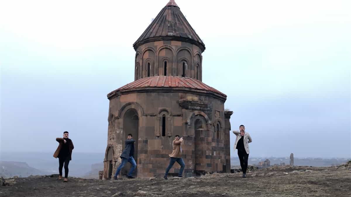 UNECSO Dünya Kültür Mirası Listesinde 16'ncı sırada yerini alan Ani Ören Yeri'nin tanıtımı için gençler Kafkas dansı yaptı.