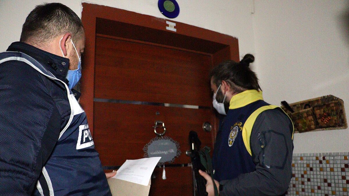 Ankara'da esnaftan haraç isteyen, vermeyenleri darbedip, iş yerlerini kurşunlayan suç örgütüne yönelik şafak vakti düzenlenen operasyonda 17 kişi gözaltına alındı.