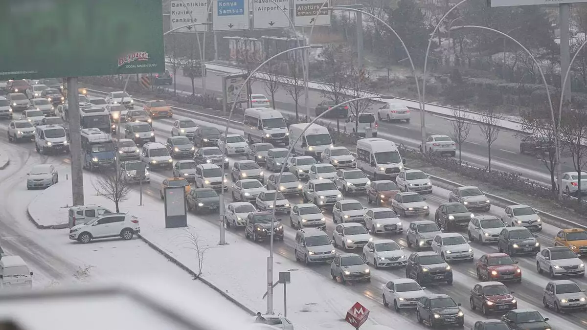 Ankara'da kar yağışı nedeniyle ulaşım aksadı
