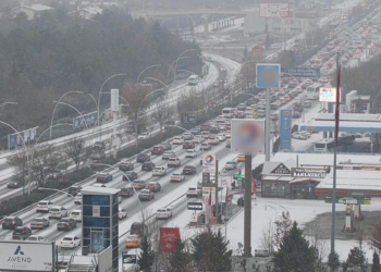 Ankara'da kar yağışı nedeniyle ulaşım aksadı