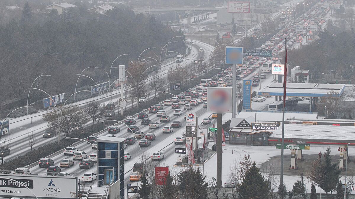 Ankara'da kar yağışı nedeniyle ulaşım aksadı