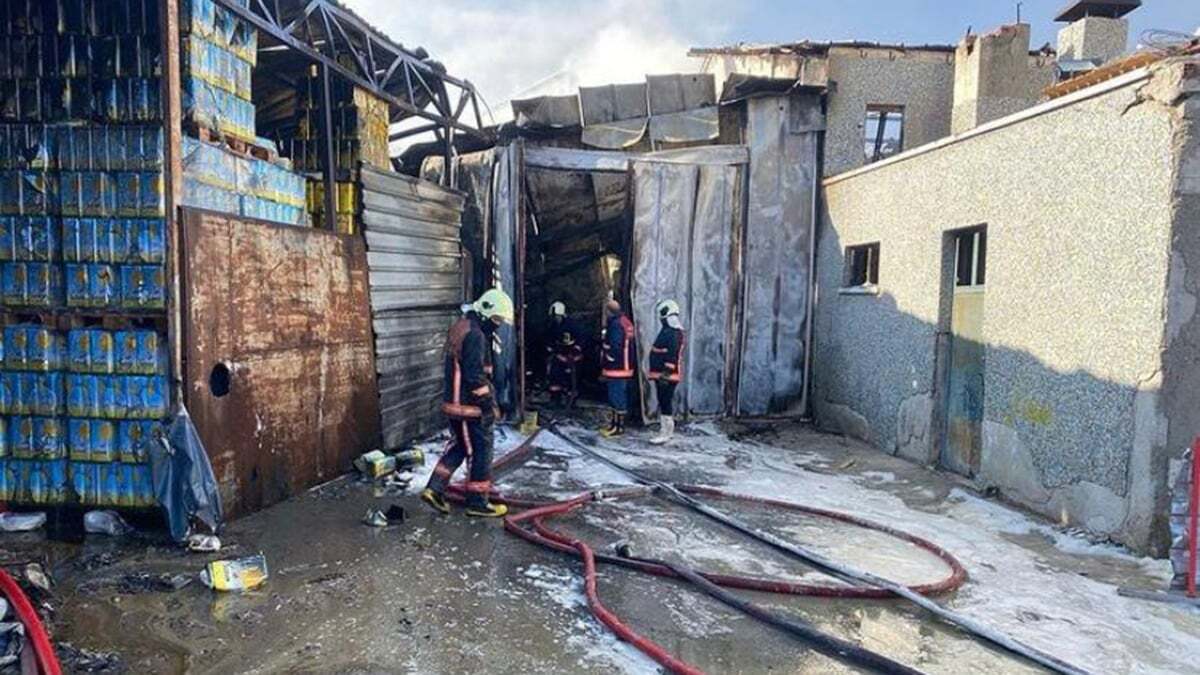 Ankara'da bir market zincirinin ana tedarik deposunda yangın