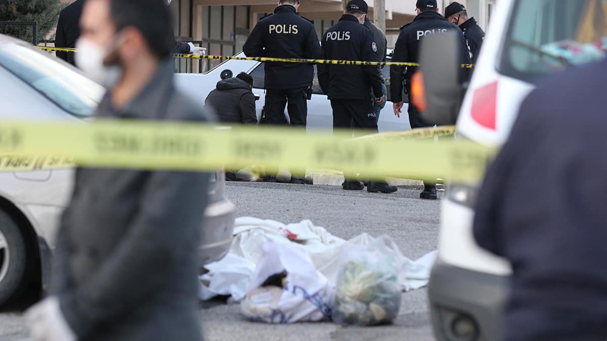 Muzaffer E. (49) sevgilisi olduğu iddia edilen Rasime G. ile kıskançlık nedeniyle kavga etti. Muzaffer E. tartıştığı kadını öldürüp intihar etti.