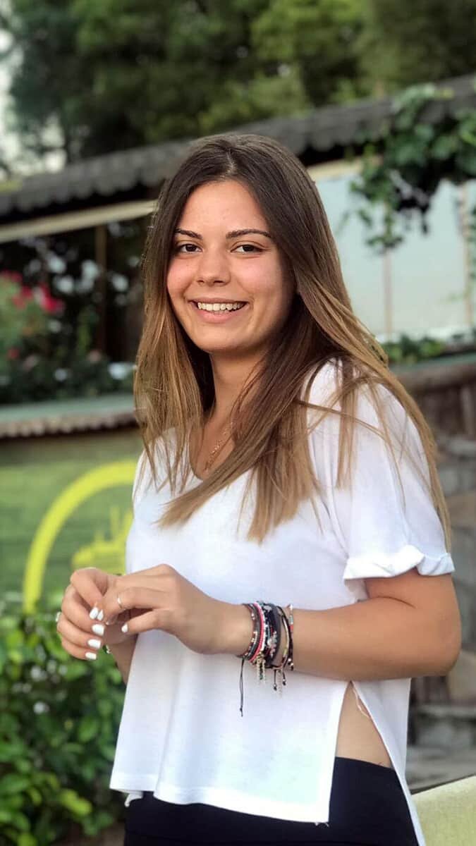 İzmir'in Urla ilçesinde işitme engelli anne ve babasıyla yaşayan Deniz Serin (18), onların hem kulağı hem dili oluyor.