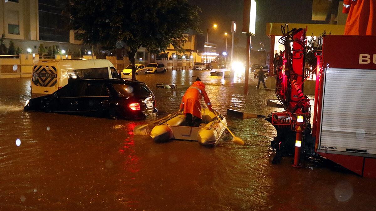 Kepez, Konyaaltı ilçeleri başta olmak üzere kentin birçok noktasında su baskını yaşandı. Bulvarlardaki alt geçitlerde alt yapı sistemi tıkanınca onlarca araç yollarda kaldı.