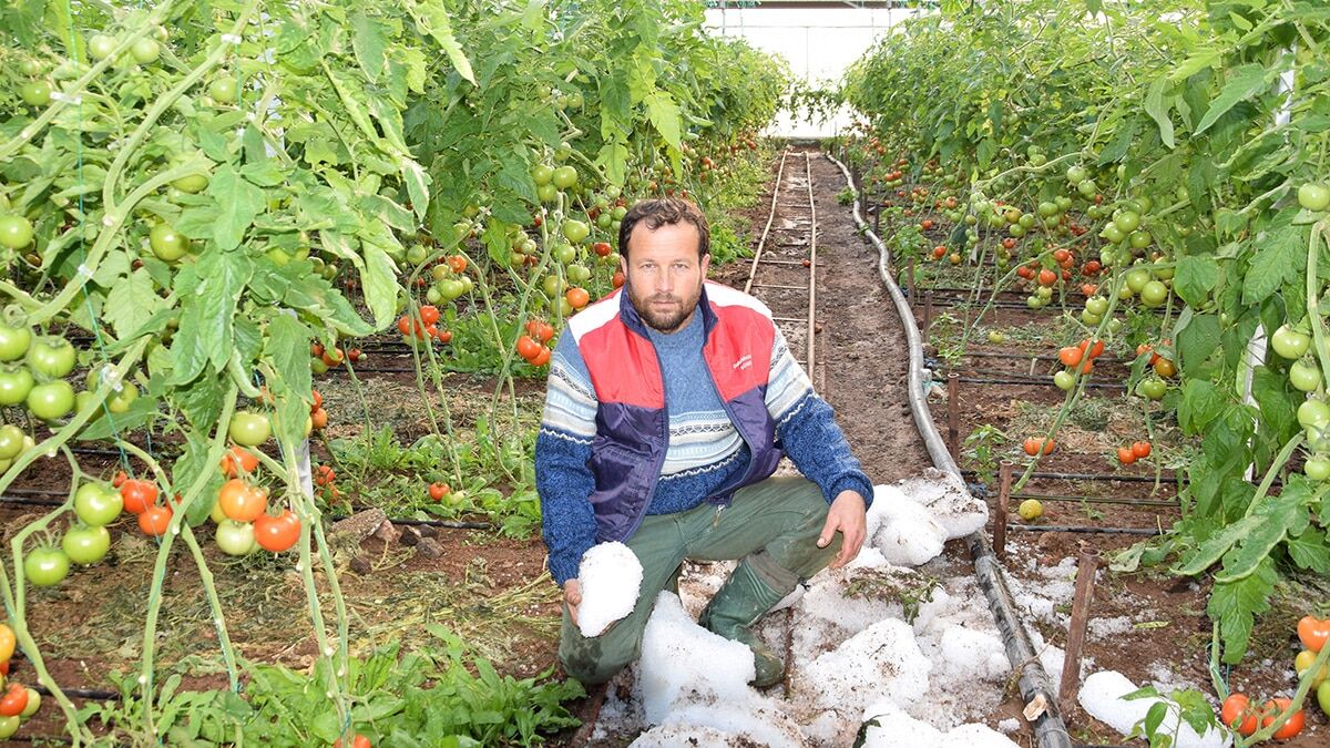 Antalya'da dün öğleden sonra etkili olan ve akşam saatlerinde şiddetini artıran yağmur ve fırtına nedeniyle Antalya'da sağanağın zararı büyük.