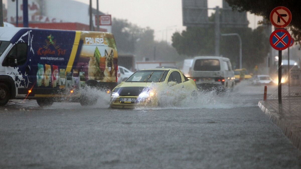Sağanak nedeniyle araçlar yolda mahsur kaldı