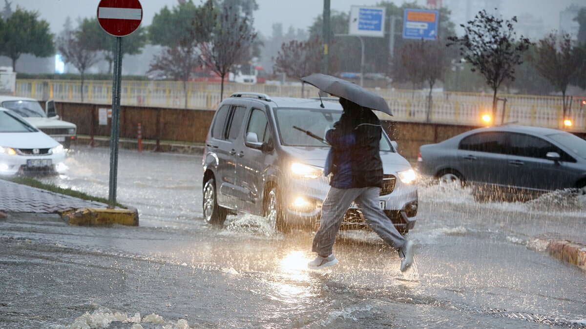 Sağanak nedeniyle araçlar yolda mahsur kaldı