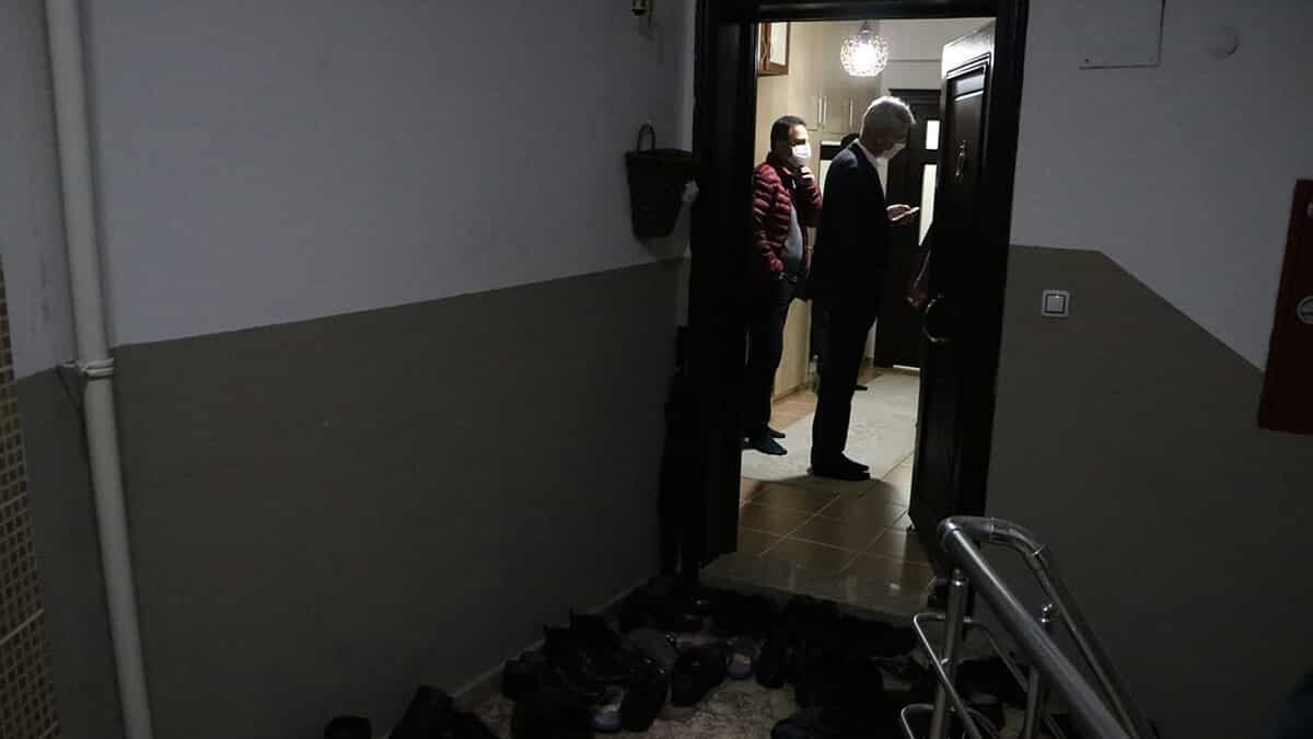  Bekar olan Şehit Yüzbaşı'nın 2 kardeşi olduğu, erkek kardeşinin de kendisi gibi yüzbaşı, kız kardeşinin ise öğrenci olduğu kaydedildi. 