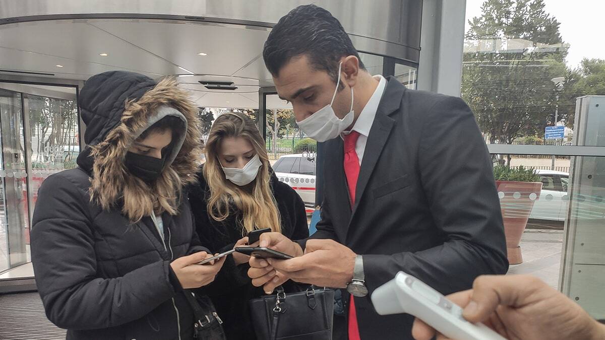 Bakırköy'deki bir AVM'ye gelen vatandaşlara, kapıdaki görevliler tarafından 'HES' kodları olup olmadıkları soruldu. 