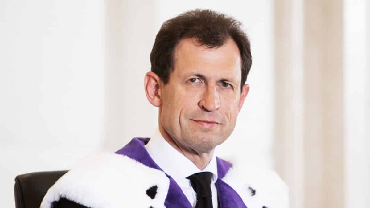 Başörtüsünü yasaklayan yasa anayasaya aykırı