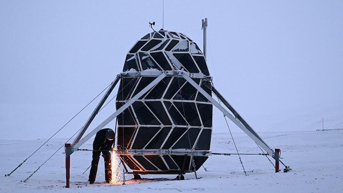 Sebastian Aristotelis ve Karl-Johan Sorensen, Ay'daki zorlu yaşam koşullarını deneyimlemek için Grönland'ın kırsal bölgesinde katlanabilir barınakta iki ay boyunca yaşadı.