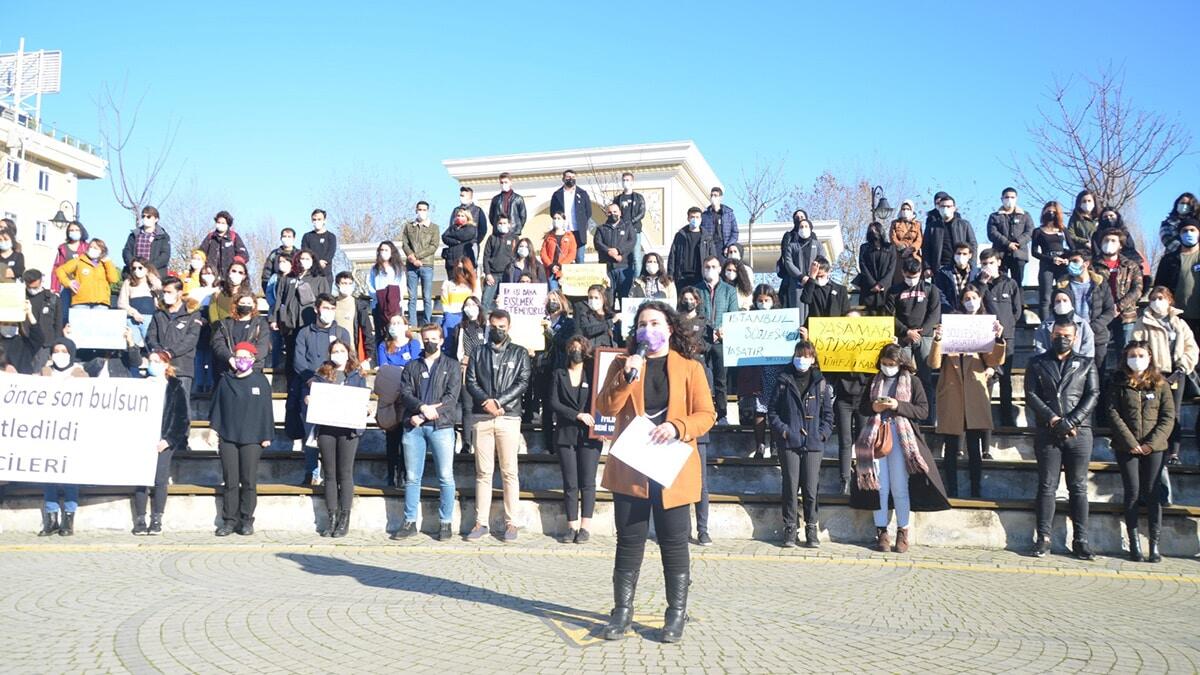 Maltepe'deki evinde feci şekilde öldürülen öğretim görevlisi Aylin Sözer için bugün çalıştığı üniversitenin kampüsünde öğrencileri 'Erkek Şiddetine Hayır' diyerek eylem yaptı.
