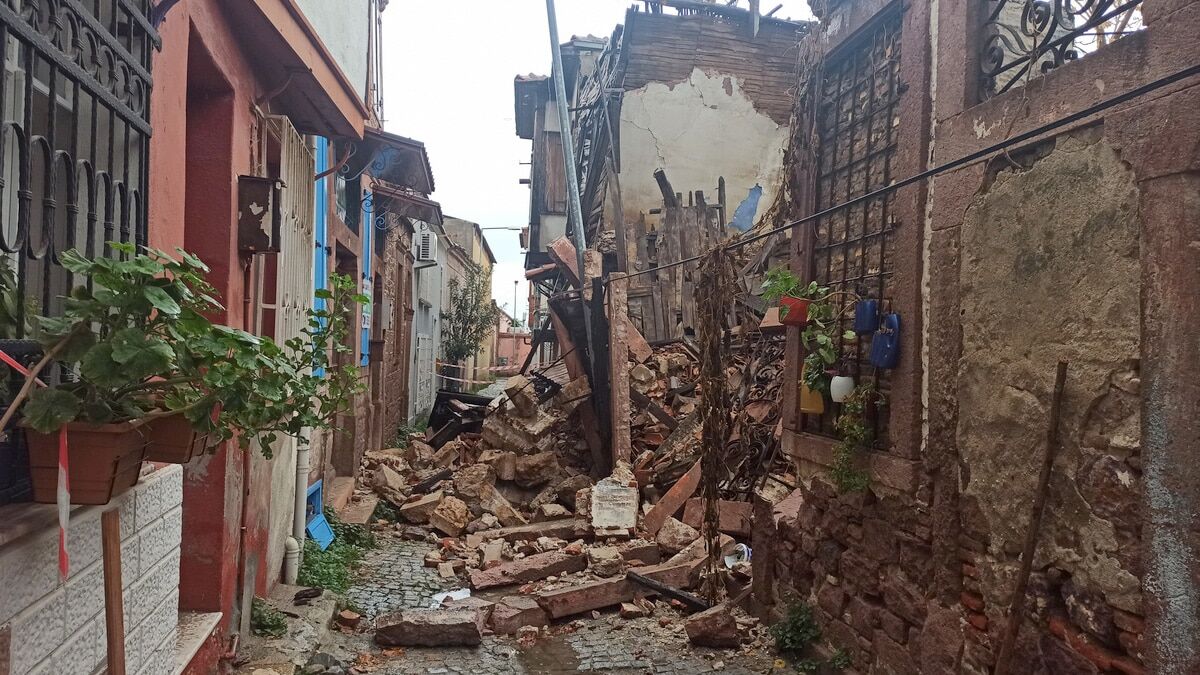 Şiddetli yağış sonrası evin çatısı uçtu ağaçların dalları kırıldı