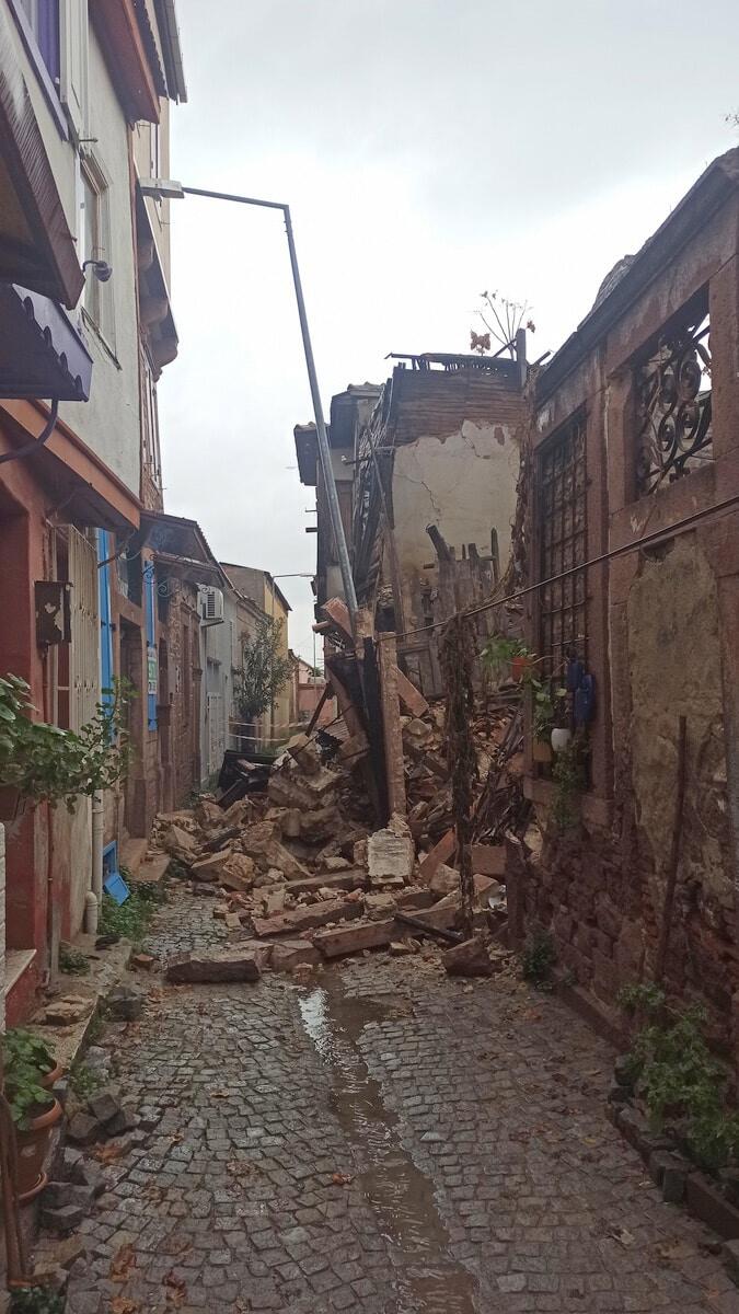 Ayvalık'ta, sağanakta 2 katlı metruk ev yıkıldı