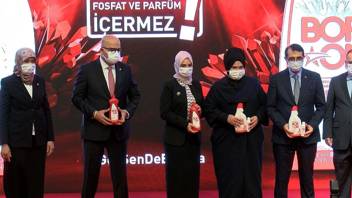 ENERJİ ve Tabii Kaynaklar Bakanı Fatih Dönmez, elde ve makinada kullanılabilen doğal mineralli bulaşık temizleme ürünü BORON'un tanıtımını yaptı.