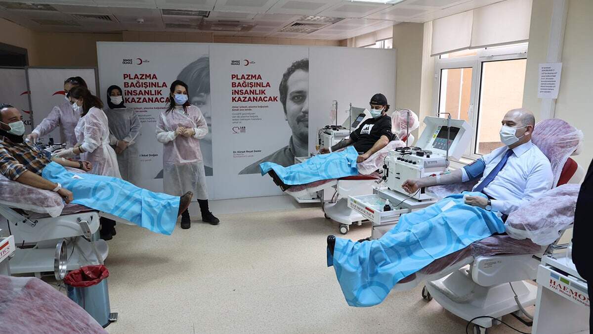 Soylu, Türk Kızılay'a immün plazma bağışladı