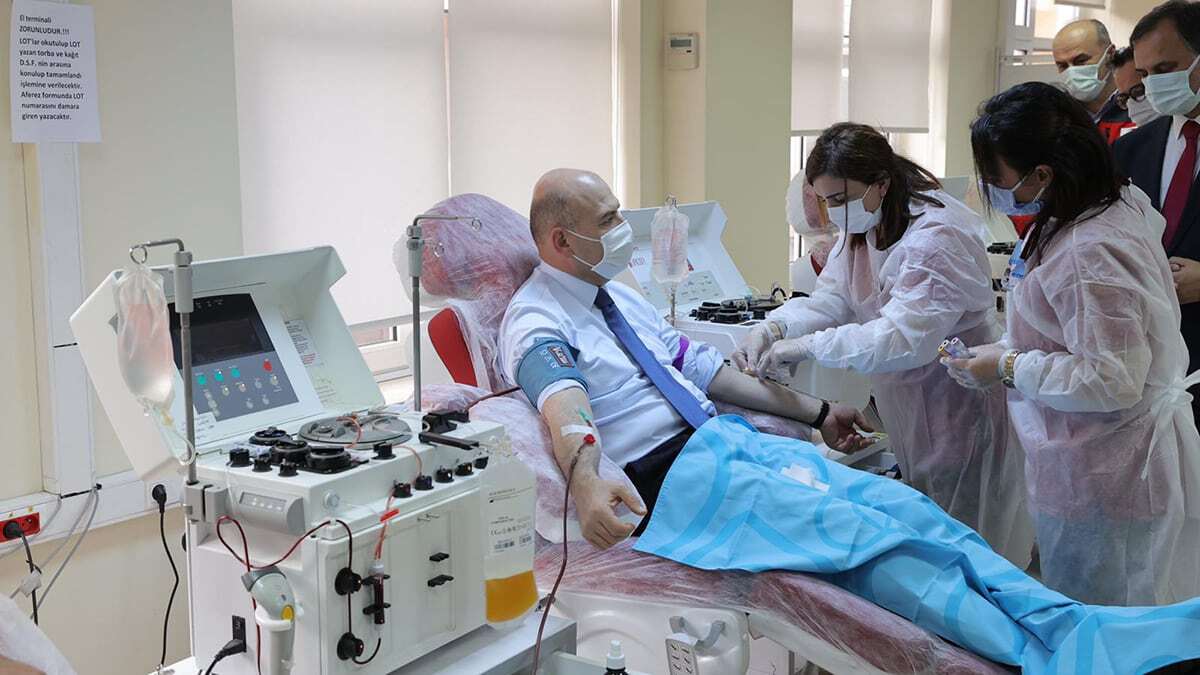 Soylu, Türk Kızılay'a immün plazma bağışladı