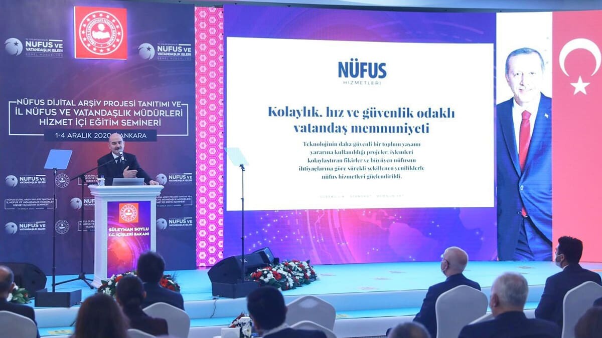 Şu ana kadar tüm Türkiye nüfusunun % 74'ünün kimlik kartını değiştirmeyi başardık. Bunun yanı sıra sürücü belgelerindeki tüm bilgileri kimlik kartlarına yüklüyoruz.