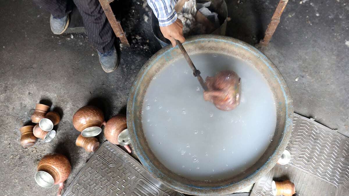 Koronavirüs salgınıyla birlikte sağlıklı olmasından dolayı mutfaklarda bakır ürünlerin tercih edilmeye başlanmasının ardından kalaycıların işi de arttı.
