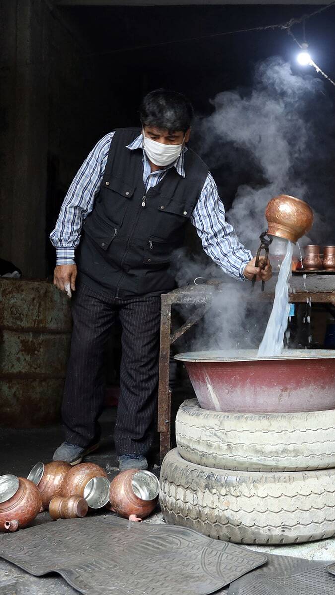 Gaziantep'teki kalaycı ustaları, salgın döneminde sağlıklı olduğu için tercih edilen bakır ürünlerin kullanıldıktan bir süre sonra kalaylanması zorunluluğunun işlerini yoğunlaştırdığını ifade etti.