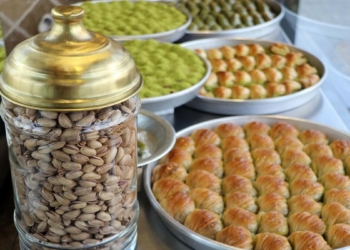 Gaziantep'in vazgeçilmez lezzetlerinden olan baklavada pandemi nedeniyle üretim düşerken, fiyatlar arttı. 110 TL olan baklavanın kilosu 125 TL'ye yükseldiği söylendi.