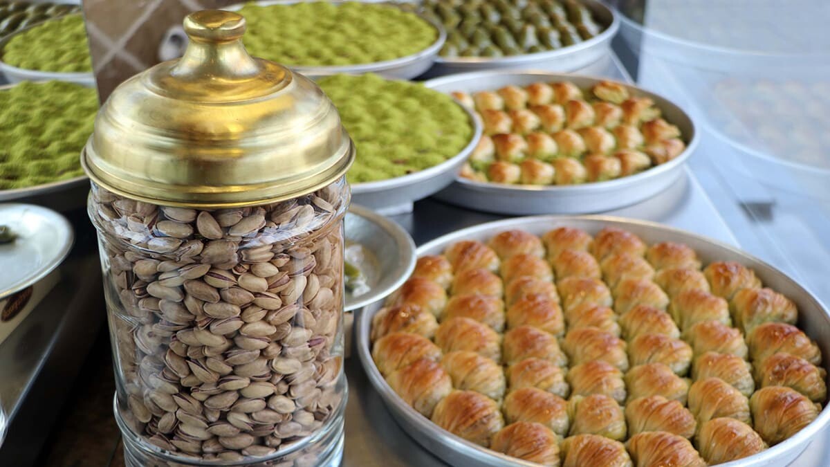 Gaziantep'in vazgeçilmez lezzetlerinden olan baklavada pandemi nedeniyle üretim düşerken, fiyatlar arttı. 110 TL olan baklavanın kilosu 125 TL'ye yükseldiği söylendi.