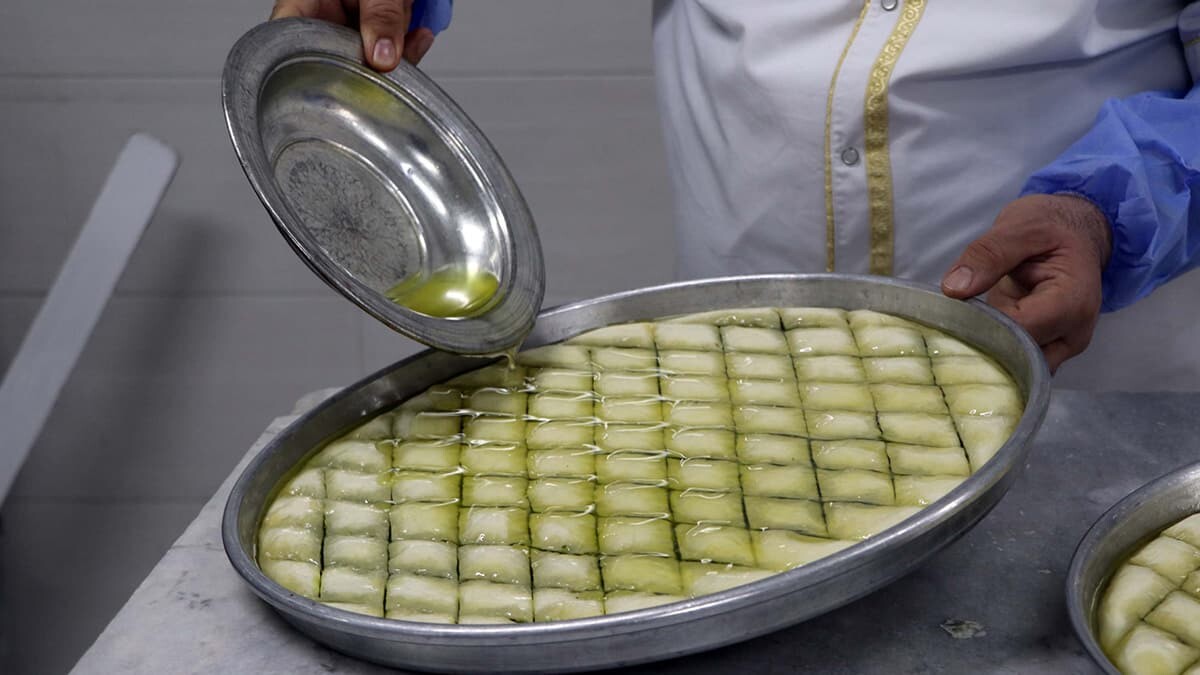 Gaziantep'in vazgeçilmez lezzetlerinden olan baklavada pandemi nedeniyle üretim düşerken, fiyatlar arttı. 110 TL olan baklavanın kilosu 125 TL'ye yükseldiği söylendi.