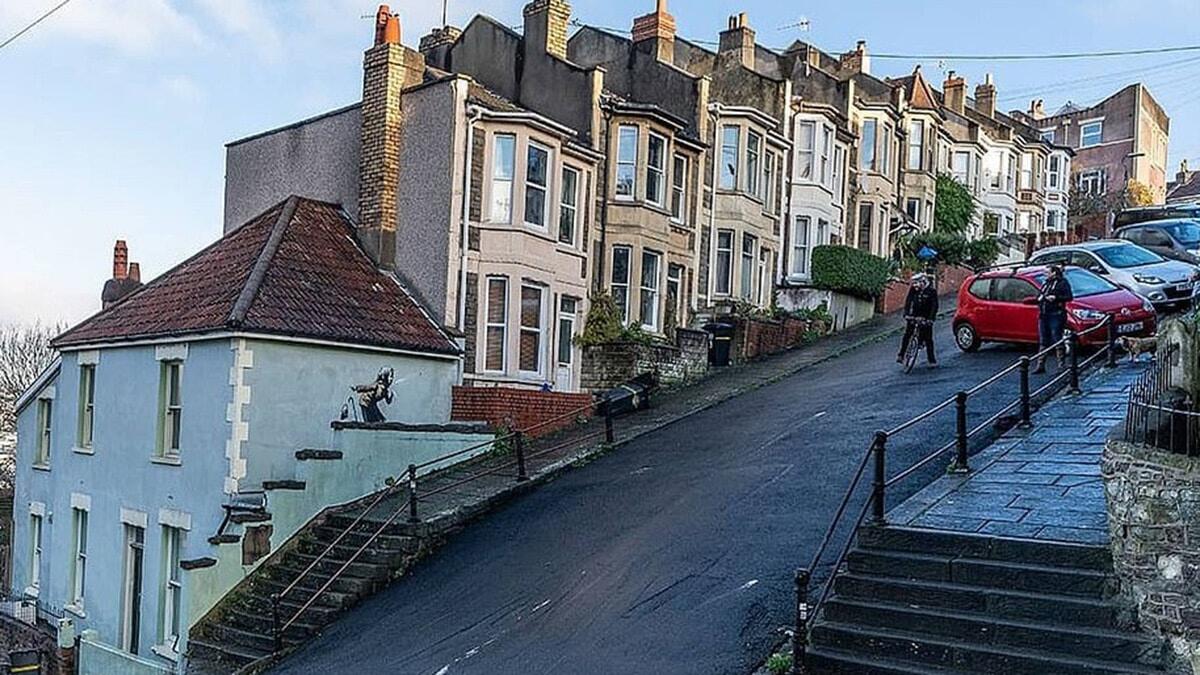 Banksy’nin son eserini duvarına yaptığı evin fiyatı 17 kat arttı