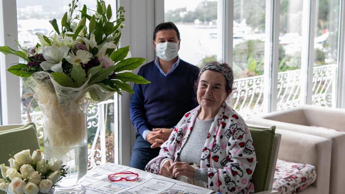 Fatma Girik'e 78'inci doğum günü süprizi