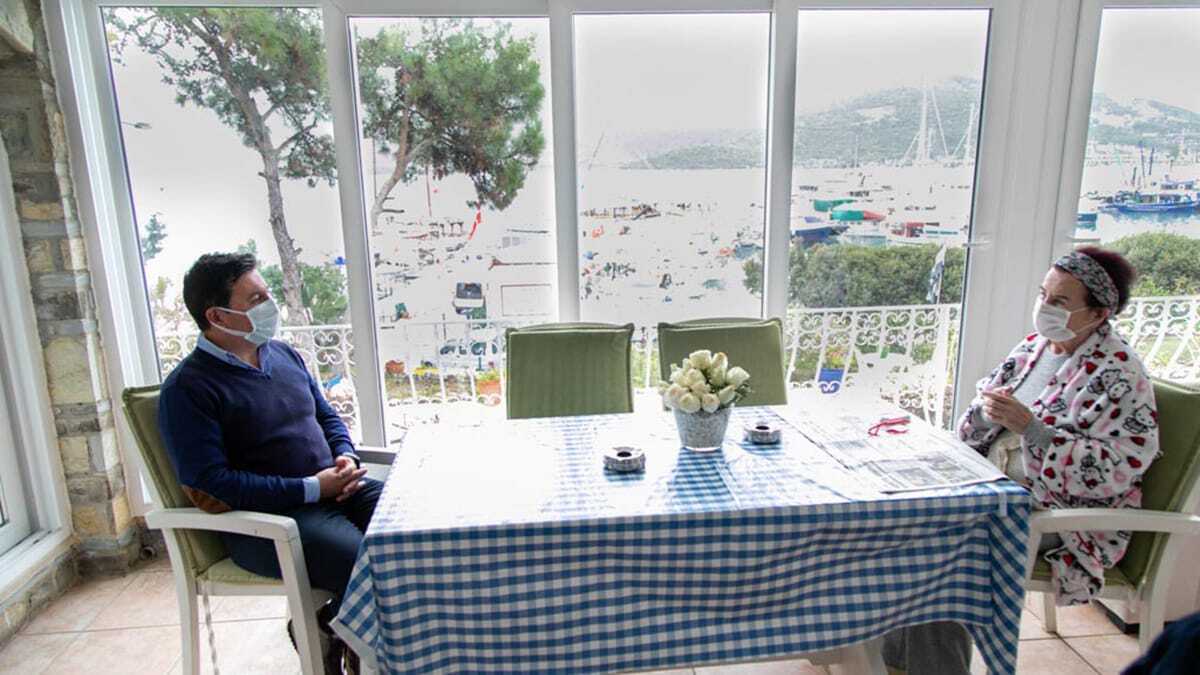 Fatma Girik'e 78'inci doğum günü süprizi