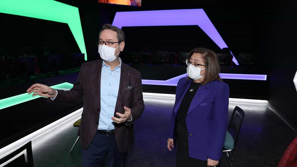 Türkiye’nin ilk kadın büyükşehir belediye başkanlarından ve Gaziantep’in ilk kadın milletvekillerinden olan Fatma Şahin, daha sonra sırasıyla Başakşehir Millet Kıraathanesi ve Başakşehir Living Lab’i de gezdi.