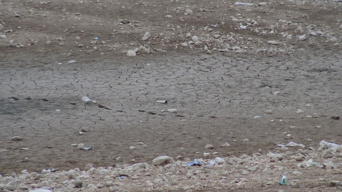 Batman'ın Gercüş ilçesinde, tarım arazilerini sulama amaçlı kullanılan Kırkat Gölü'nde kuraklık tehlikesi oluştu.