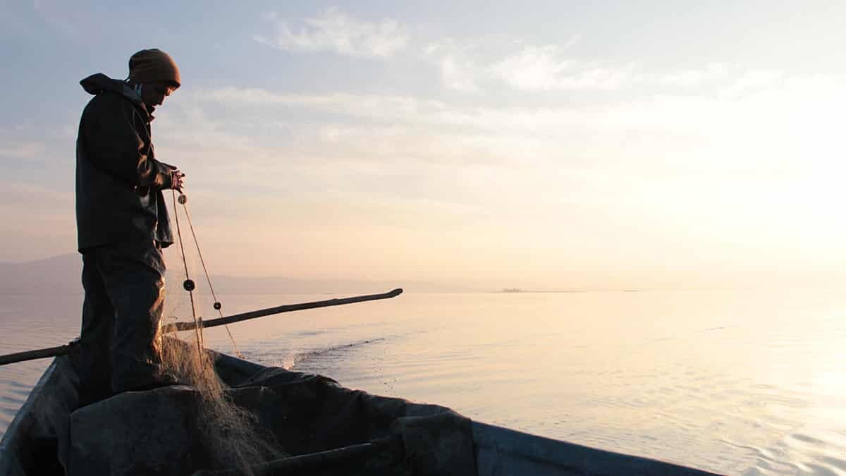 Konya'nın Beyşehir ilçesinde balıkçılar, sokağa çıkma kısıtlamasında da göle açılıp avlanmaya devam etti.