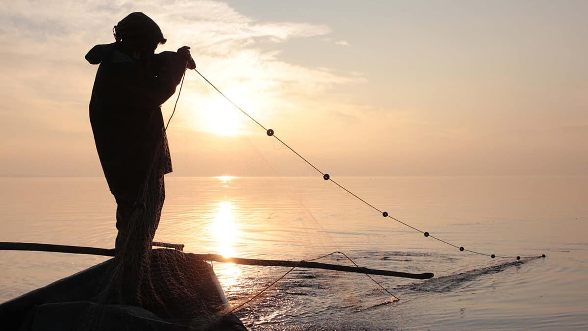Balıkçılar, kısıtlamada göle açılıp avlanmaya devam etti