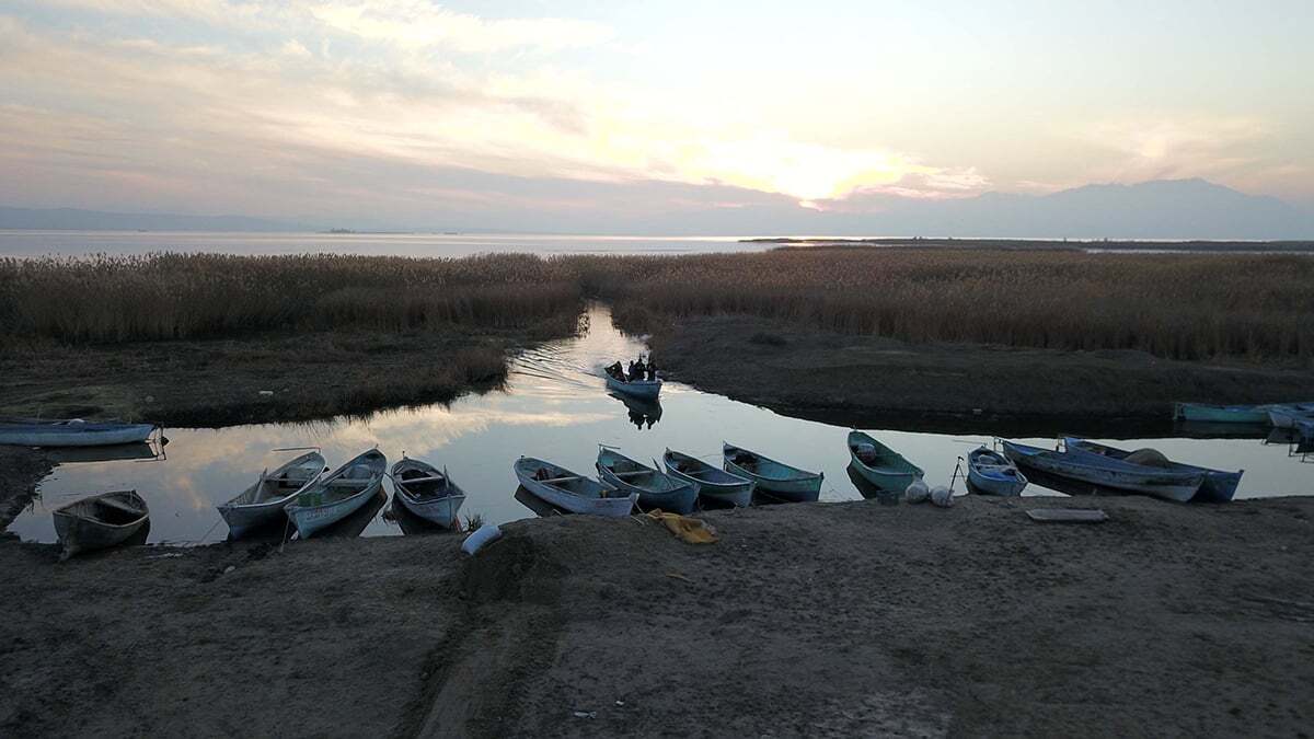 Balıkçılar, kısıtlamada göle açılıp avlanmaya devam etti
