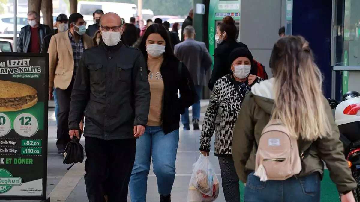 İnsanların aşıya olan korkularının yersiz olduğunu vurgulayan gündüz, herkese güvenirliliği kanıtlandıktan sonra aşı olması konusunda öneride bulundu.