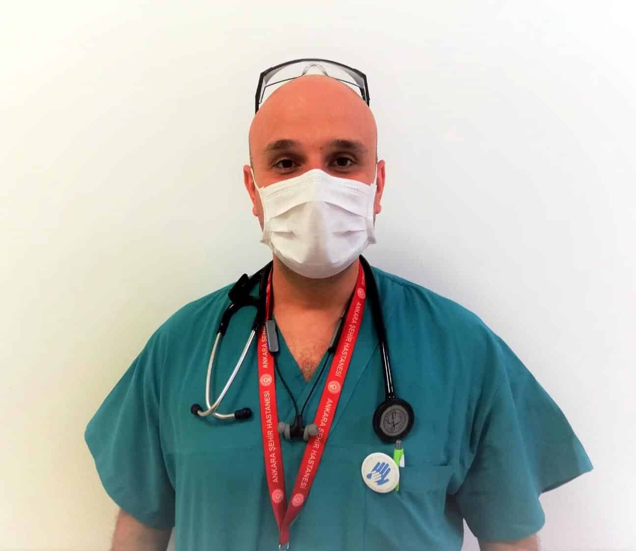 Sağlık sisteminde bir aksamaya yol açmamak için fedakarca çaba gösteren sağlık çalışanlarında karantina 7'nci günün sonunda 2 PCR testi negatifliği var ise tekrardan görevi başında dönüyor.